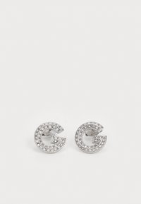 Orecchini a perno argento a forma di 'G', decorati con strass trasparenti lungo i bordi. Finitura in metallo liscia, con una texture lucida.