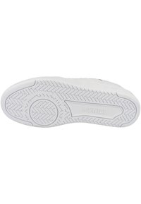 Biely podrážka tenisky s rybárskym vzorom, obsahujúci kruhový dezén a embosované logo "K-Swiss". Hladký gumový materiál.