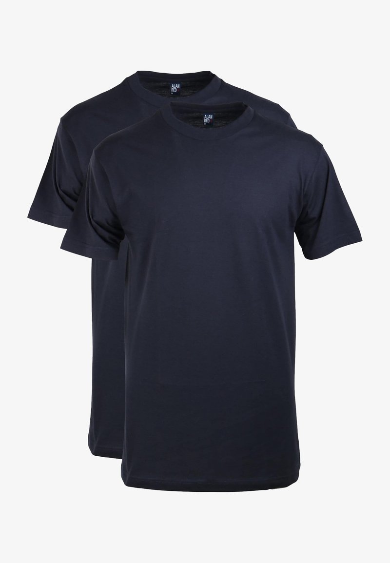 Twee donkerblauwe katoenen T-shirts met een ronde hals en korte mouwen, met een eenvoudig ontwerp en een gladde textuur.