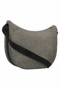Borsa hobo con tessuto nero e crema testurizzato, forma curva, tracolla nera con il nome del marchio e chiusura con zip.