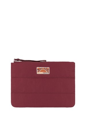 Bordeaux stoffen pouch met ritssluiting, met een getextureerd oppervlakte en een gestikte Billabong-logo in oranje en geel met zonontwerp.