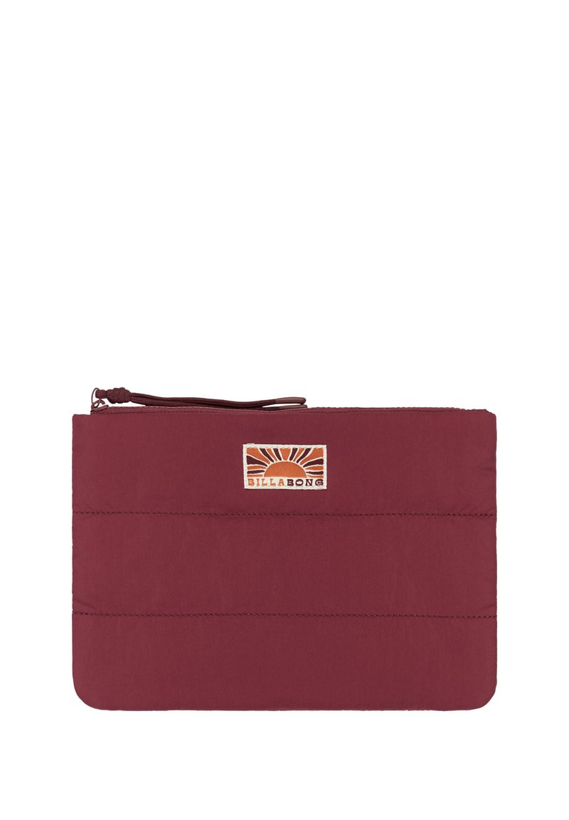 Borsa in tessuto bordeaux con chiusura a zip, caratterizzata da una superficie testurizzata e un logo Billabong cucito in arancione e giallo con design solare.