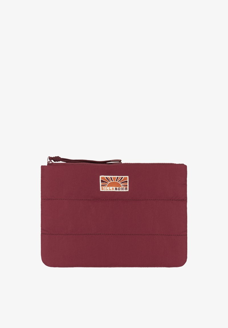 Funda de tela color burdeos con cierre de cremallera, con una superficie texturizada y un logo de Billabong bordado en naranja y amarillo con un diseño de sol.