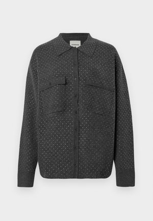 Camicia grigia scuro con bottoni realizzata in morbido tessuto, caratterizzata da un motivo a pois, due tasche sul petto e un colletto classico.