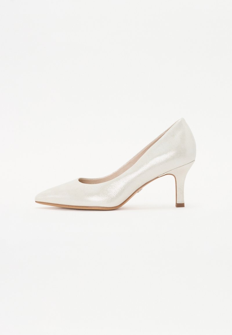 Chaussure à talon haut blanche brillante à bout pointu, talon stiletto de hauteur moyenne et finition cuir lisse, vue de profil sur fond blanc.