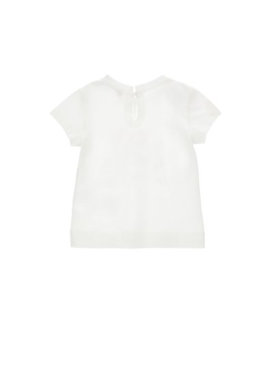 Λευκό μωρουδιακό κοντομάνικο μπλουζάκι με στρογγυλή λαιμόκοψη και μικρό κουμπί στο πίσω μέρος, σε μονόχρωμο λευκό φόντο.