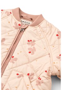 Ελαφρώς ροζ καπιτονέ μπουφάν με ριμπ γιακά, φερμουάρ μπροστά και λουλουδένια σχέδια σε κόκκινες και καφέ αποχρώσεις. Περιλαμβάνει χαρακτηριστική λεπτομέρεια τσέπης.
