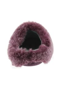 Zapatilla de terciopelo de color púrpura profundo con un cuello de peluche sintético y forma redondeada. Textura suave y diseño de espalda abierta para un fácil uso.