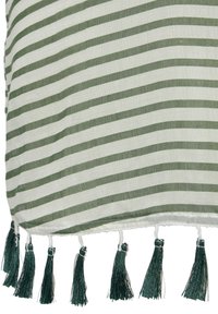 Groen en wit gestreepte textiel met een gestructureerde stof en decoratieve franjes in donkergroen langs de onderrand.