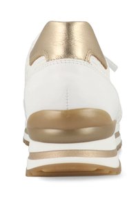 Witte sportieve schoen met een gestructureerde bovenkant, gouden metallic accent op de hiel, en een gewatteerde beige en witte zool voor comfort.