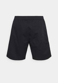 Shorts noirs décontractés avec ceinture élastique et une poche plaquée unique à l'arrière côté droit, présentés sur un fond uni.