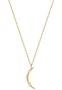 Goldene Halskette mit einem geschwungenen Halbmondanhänger, geschmückt mit kleinen klaren Edelsteinen, die von einer zarten Gliederkette hängen.