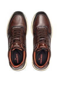 Zapatillas de cuero marrón con un acabado texturizado, puntera redondeada, suela en contraste y cierre con cordones. Presenta logo en la lengüeta y en la plantilla.