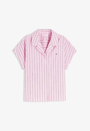 Rosa kortærmet skjorte med knapper, med sorte og hvide lodrette striber og et lille Tommy Hilfiger-logo på brystet.