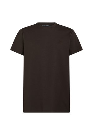 Tricou scurt cu mânecă, de culoare maro închis, cu guler rotund și un logo brodat discret pe partea superioară stângă a pieptului.