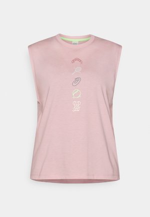 Rozā bezroku kokvilnas krekls ar apaļu kakla izgriezumu un rotaļīgām grafikām, tostarp bumerangu, tenisa raketi un koalu.