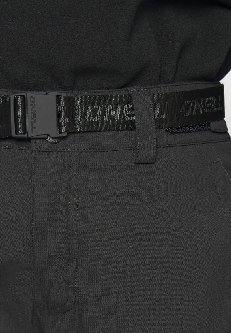 Schwarze Hose aus strukturiertem Stoff mit Gürtel und "O'Neill"-Markierung. Nahaufnahme des Taillenbunds und der seitlichen Nahtdetails.