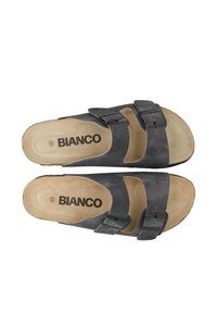 Sandalias de ante gris con dos hebillas negras ajustables, plantilla texturizada y suela interior marrón con el logo "BIANCO" en negro.