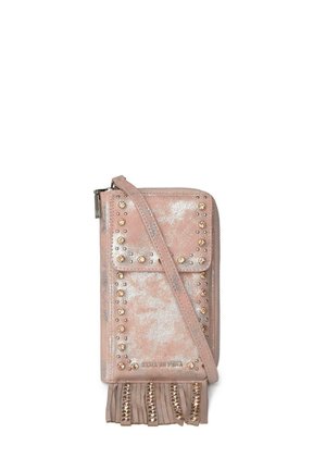 Cartera bandolera metálica de color rosa con tachuelas doradas, cierre de cremallera, correa a juego y detalle de flecos en la parte inferior.