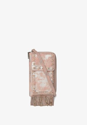 Cartera bandolera metálica de color rosa con tachuelas doradas, cierre de cremallera, correa a juego y detalle de flecos en la parte inferior.