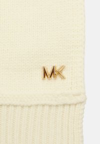 Creme strikket tørklæde med ribbet struktur og et gul "MK" logo-accents foran. Blødt materiale med en foldet kantdetalje.