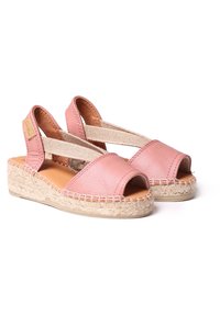 Espadrillas in pelle rosa con punte aperte, cinghie elastiche e suole in juta intrecciata. Presentano una finitura testurizzata e cuciture resistenti.