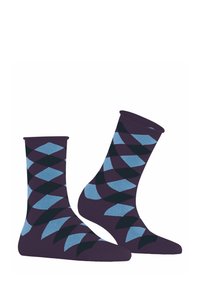 Lila Socken mit einem Rautenmuster in Hellblau und Dunkelblau. Das Material wirkt dehnbar und hat einen gerippten Bund am oberen Ende.