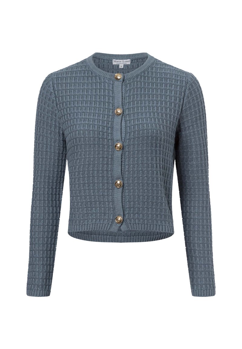 Blauwe gebreide cardigan met een textuurpatroon, ronde halslijn en vijf goudkleurige knopen aan de voorkant. Lange mouwen, cropped fit.