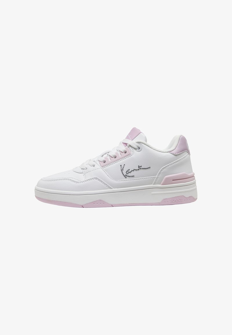 Weißer Sneaker mit niedrigem Schaft und pinken Akzenten, Schnürung vorne und gemustertem Logo an der Seite, im Profil auf weißem Hintergrund gezeigt.
