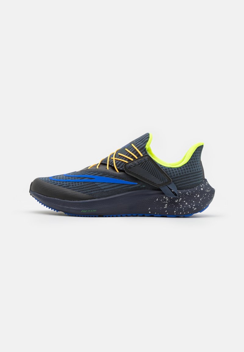 Baskets de course pour homme avec une tige en mesh bleu marine respirante, des accents vert fluo, des lacets jaunes et une semelle texturée bleue et blanche mouchetée.