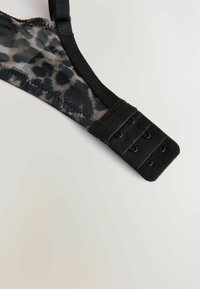 Reggiseno in rete nera con stampa animale, dotato di spalline regolabili e chiusura a gancio con più file di ganci per la regolazione della taglia.