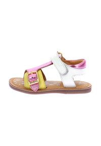Sandali aperti con una combinazione di colori giallo, rosa e bianco. Presentano una fibbia, un cinturino con velcro regolabile e una suola marrone texturizzata.