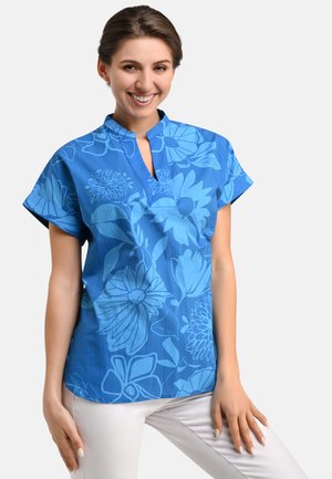 Blaue Blumenbluse mit Stehkragen, kurzen Ärmeln und lockerer Passform. Sie verfügt über detaillierte hellblaue Blumenmuster auf einem dunkleren Hintergrund.