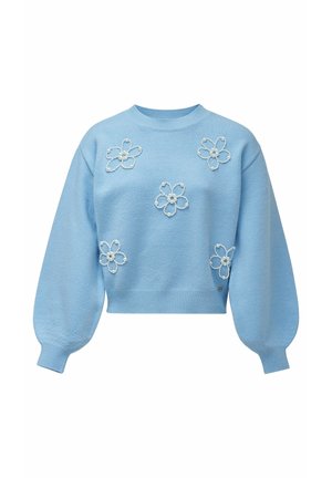 Suéter corto azul claro en material suave, con flores bordadas en blanco y centros de perlas, y mangas abullonadas con puños acanalados.