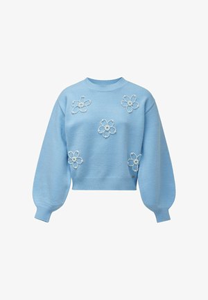 Suéter corto azul claro en material suave, con flores bordadas en blanco y centros de perlas, y mangas abullonadas con puños acanalados.