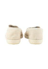 Zapatos slip-on de ante beige con suela de yute trenzado y costuras expuestas en el talón, con puntera redonda y sin herrajes visibles.