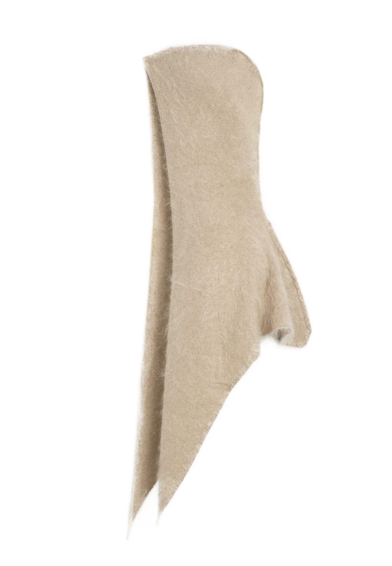Wrap o sciarpa lavorata a maglia asimmetrica in beige con texture morbida, estremità a punta e design drappeggiato.