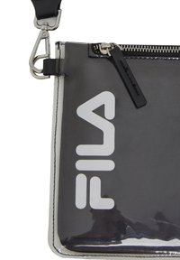 Sort syntetisk crossbody taske med lynlås, der har et fremtrædende hvidt Fila-logo og sølv hardware, tekstureret overflade og sort rem.