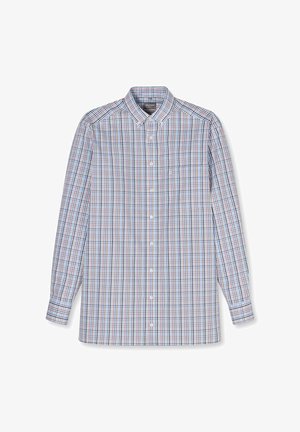 Langärmeliges Hemd mit Knopfleiste, blau-rot-schwarz kariertem Muster, geknöpftem Kragen und Brusttasche vor weißem Hintergrund.