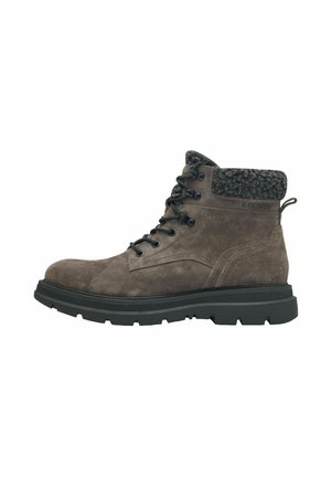 Botas de tobillo de ante marrón con cordones, con un acolchado de pelo gris oscuro texturizado, suela de goma y ojales negros. Presenta un pequeño logotipo de la marca en el lateral.