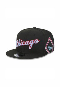 Schwarze Snapback-Kappe mit roter, kursiver "Chicago"-Stickerei auf der Vorderseite und einem Diamant-Logo an der Seite. Glatte Stoffstruktur.
