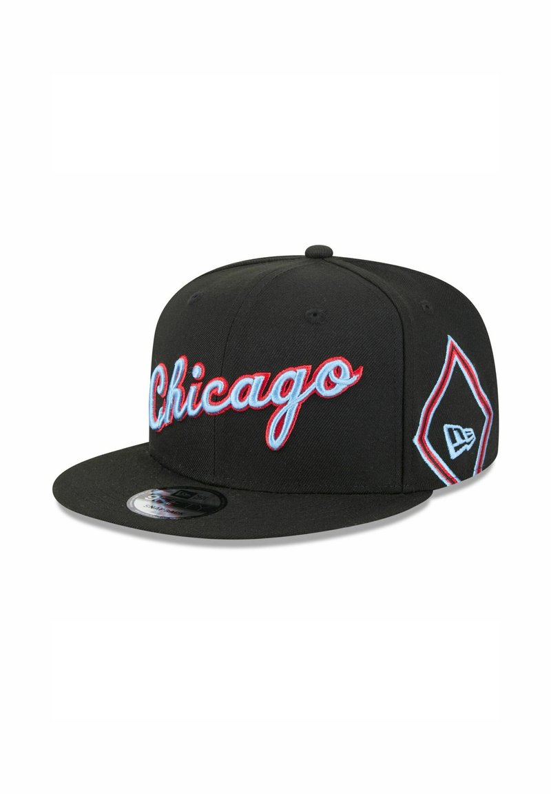 Schwarze Snapback-Kappe mit roter, kursiver "Chicago"-Stickerei auf der Vorderseite und einem Diamant-Logo an der Seite. Glatte Stoffstruktur.
