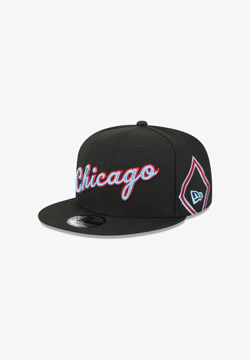 Schwarze Snapback-Kappe mit roter, kursiver "Chicago"-Stickerei auf der Vorderseite und einem Diamant-Logo an der Seite. Glatte Stoffstruktur.