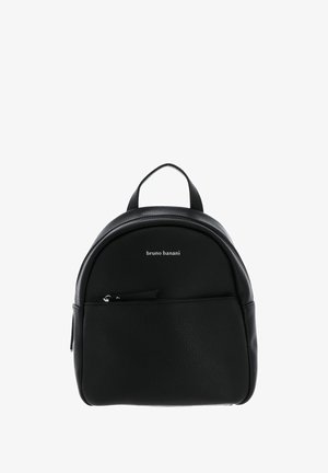 Sac à dos en cuir noir texturé avec une forme arrondie, une poignée supérieure et une poche zippée à l'avant. Présente le nom de la marque "bruno banani" sur le devant.