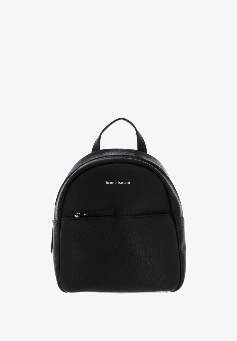 Sac à dos en cuir noir texturé avec une forme arrondie, une poignée supérieure et une poche zippée à l'avant. Présente le nom de la marque "bruno banani" sur le devant.