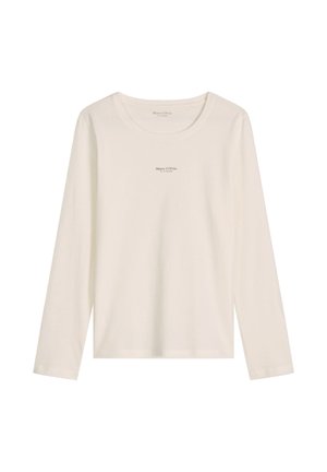 T-shirt blanc à manches longues avec col rond, petit logo "Marc O'Polo" imprimé en noir au centre de la poitrine.