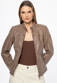 Braune Lederjacke mit hohem Kragen, Reißverschluss vorne und gerippten Schulterakzenten. Sie hat Seitentaschen und eine taillierte Silhouette.