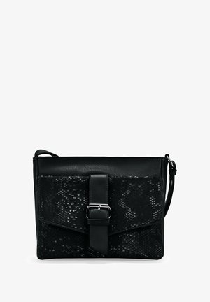 Bolso cruzado de cuero negro con un bolsillo frontal texturizado con patrón de serpiente y un detalle en correas con hebilla plateada.