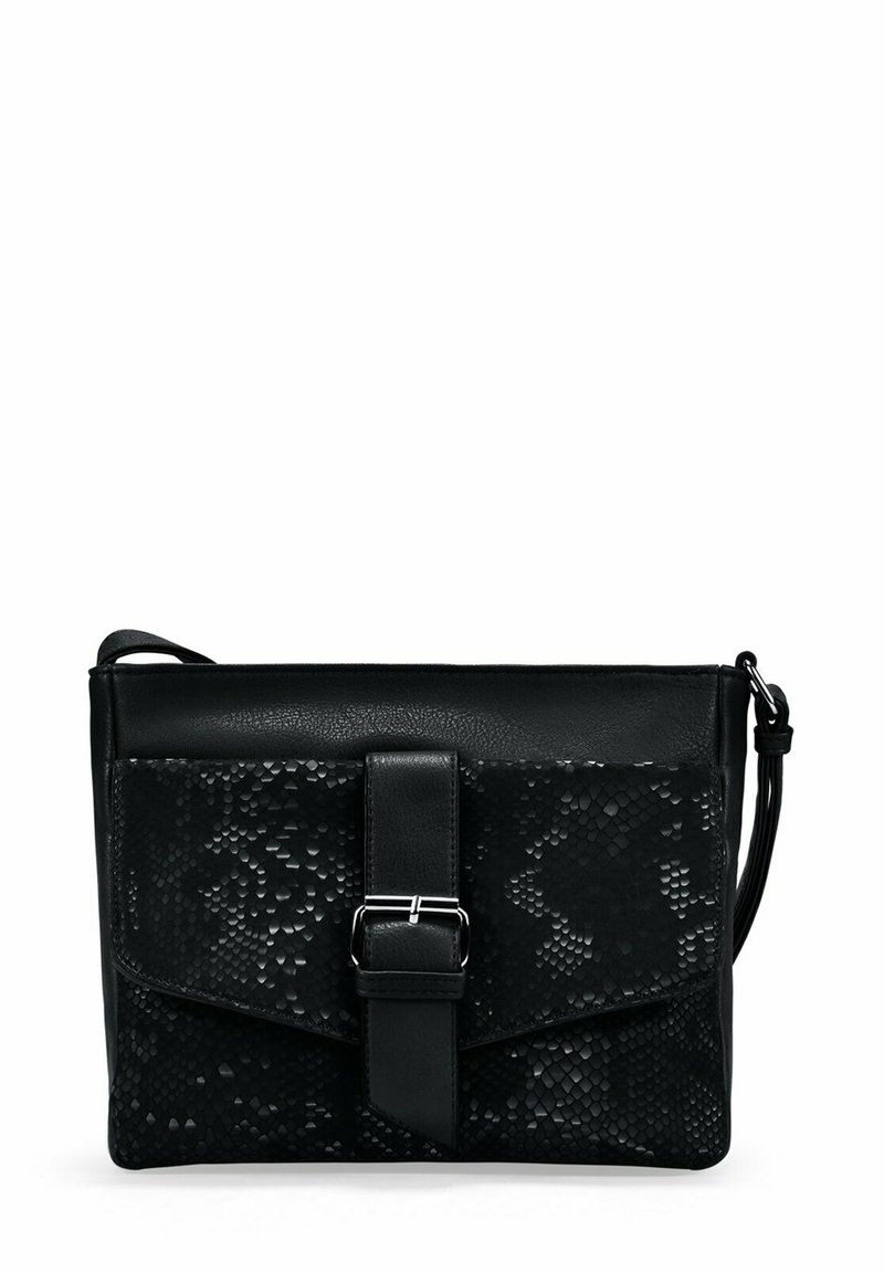 Bolso cruzado de cuero negro con un bolsillo frontal texturizado con patrón de serpiente y un detalle en correas con hebilla plateada.