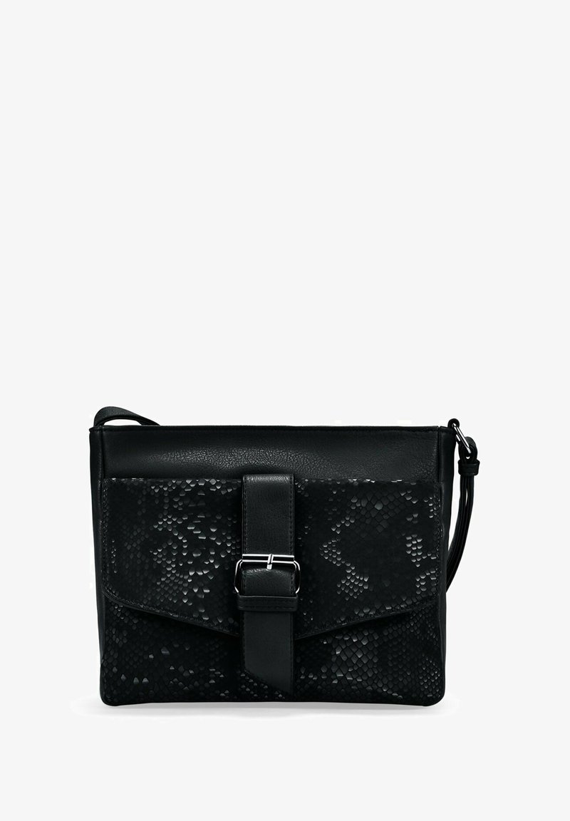 Bolso cruzado de cuero negro con un bolsillo frontal texturizado con patrón de serpiente y un detalle en correas con hebilla plateada.